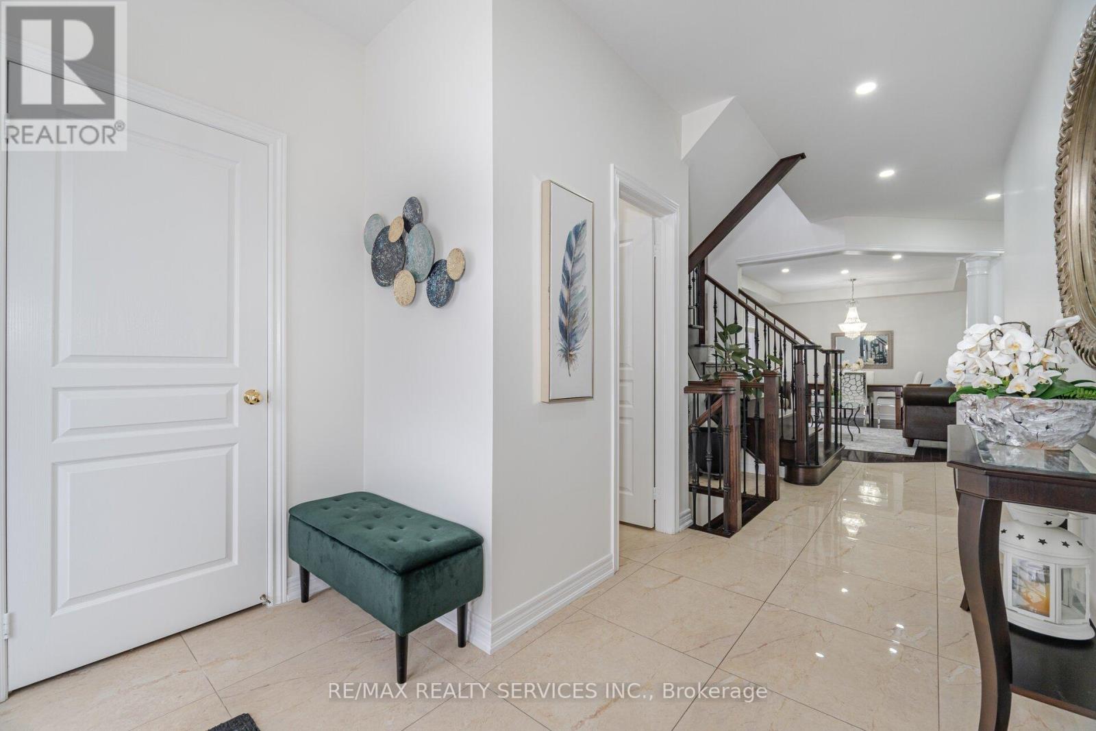 71 Vanderpool Crescent, Brampton, Ontario  L6P 3W2 - Photo 6 - W12204810