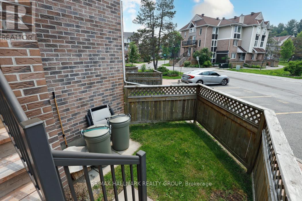 8 - 3 Stonebank Crescent, Ottawa, Ontario  K2H 9M2 - Photo 3 - X12205035