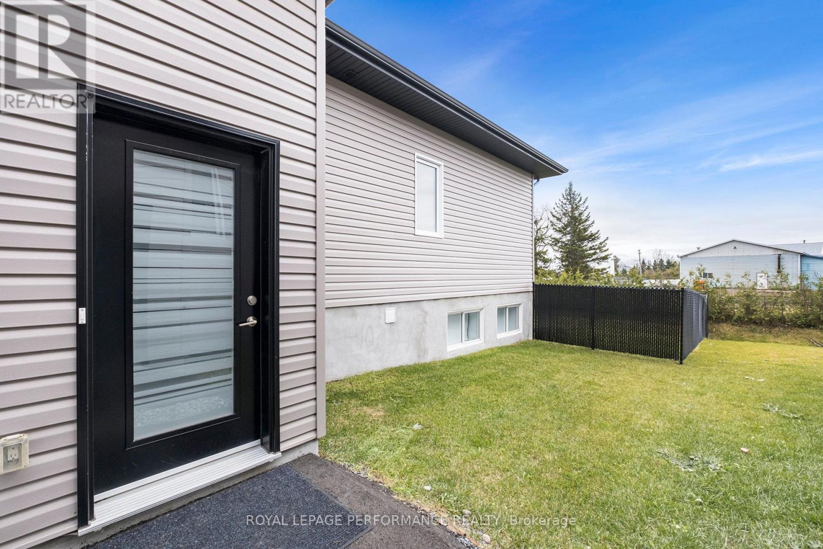 111 Chateauguay Street, Russell, Ontario  K0A 1W0 - Photo 26 - X12189890