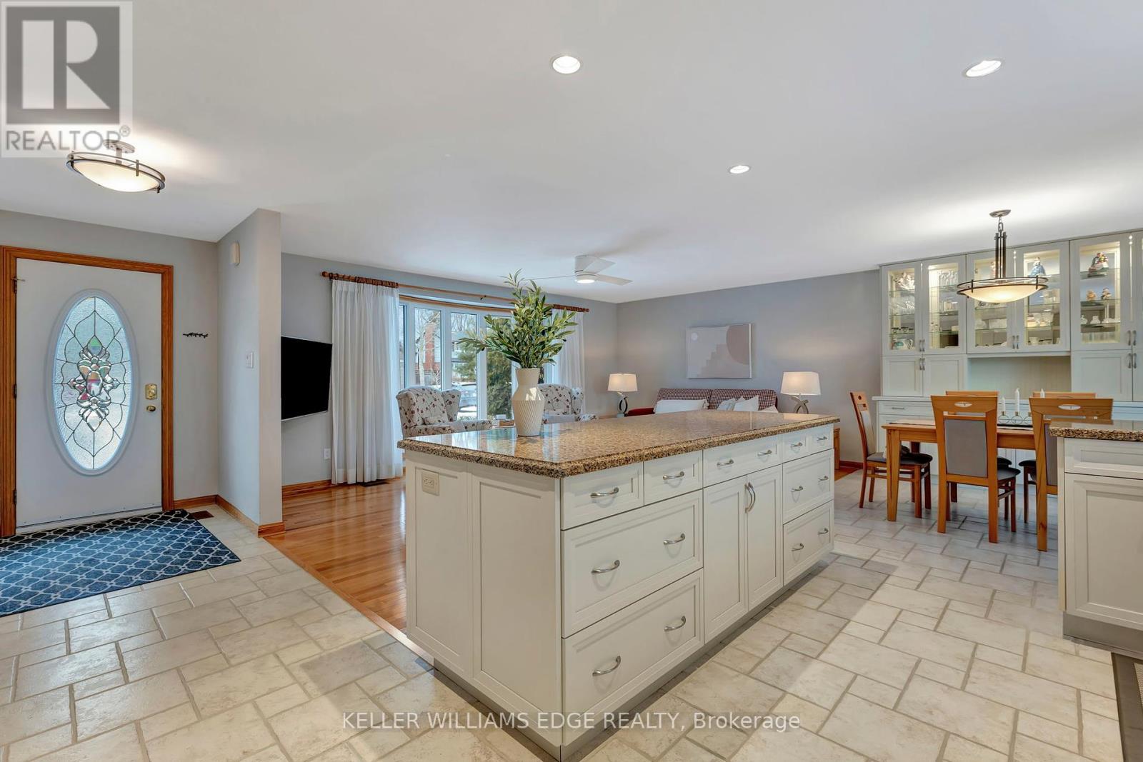 1554 Venetia Drive, Oakville, Ontario  L6L 1K7 - Photo 8 - W11966775