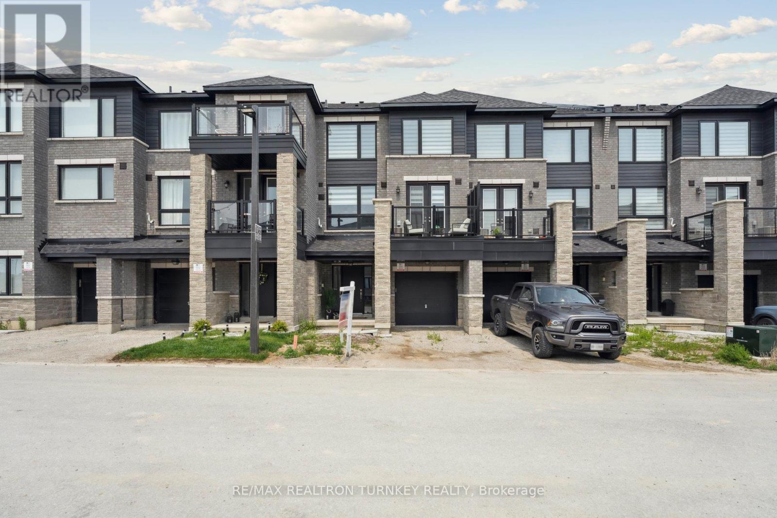 28 SPRY LANE, Barrie, Ontario