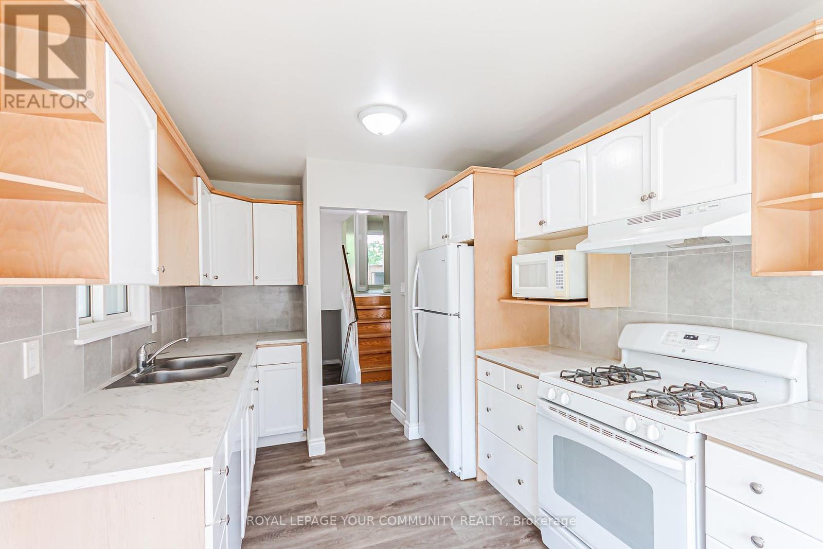 21 Ashdale Court, Barrie (Cundles East), Ontario  L4M 5B5 - Photo 8 - S12205008
