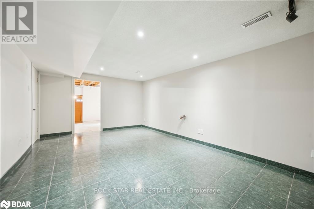 11 Herbert Court, Hamilton, Ontario  L8E 5A6 - Photo 24 - X12149134