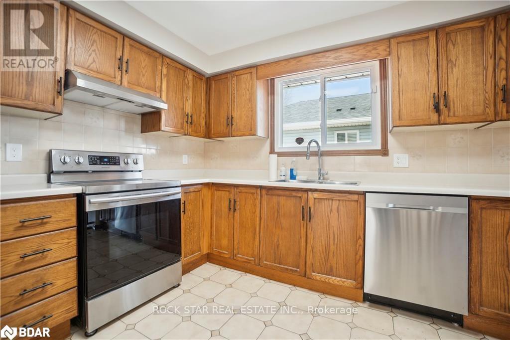 11 Herbert Court, Hamilton, Ontario  L8E 5A6 - Photo 9 - X12149134