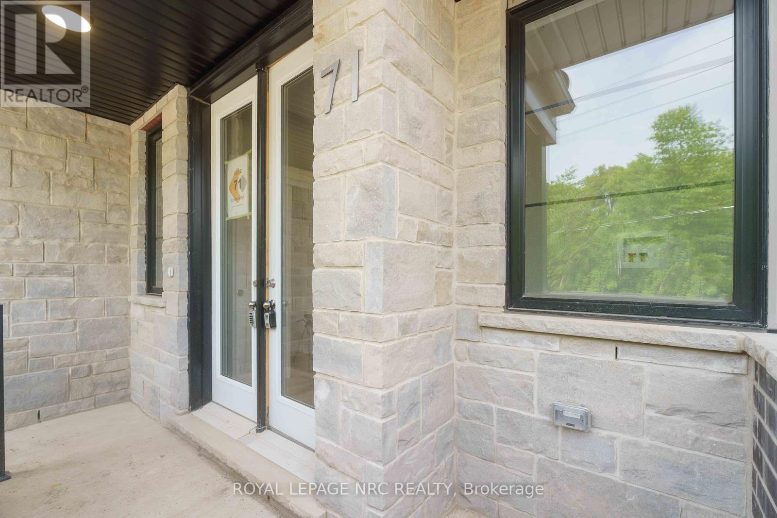 71 Superior Street, Welland, Ontario  L3B 3A6 - Photo 3 - X12205165