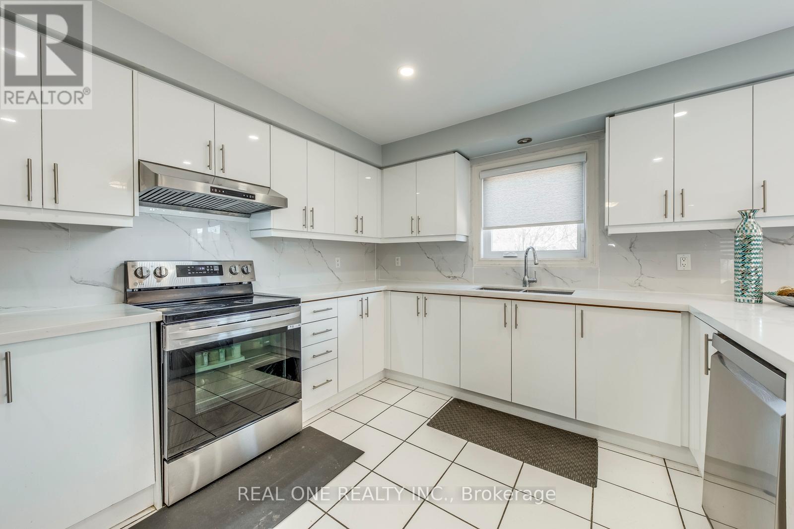 826 Winterton Way, Mississauga, Ontario  L5V 2A5 - Photo 12 - W12205175