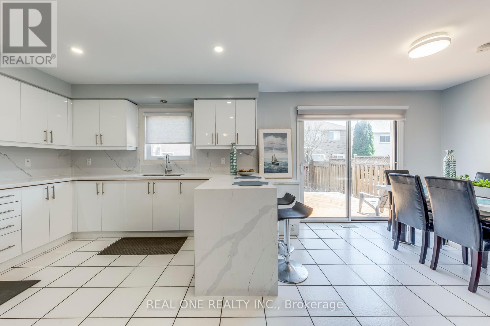 826 Winterton Way, Mississauga, Ontario  L5V 2A5 - Photo 17 - W12205175