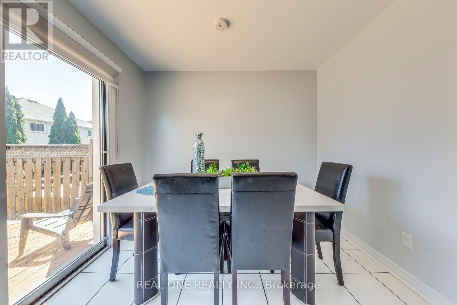 826 Winterton Way, Mississauga, Ontario  L5V 2A5 - Photo 19 - W12205175