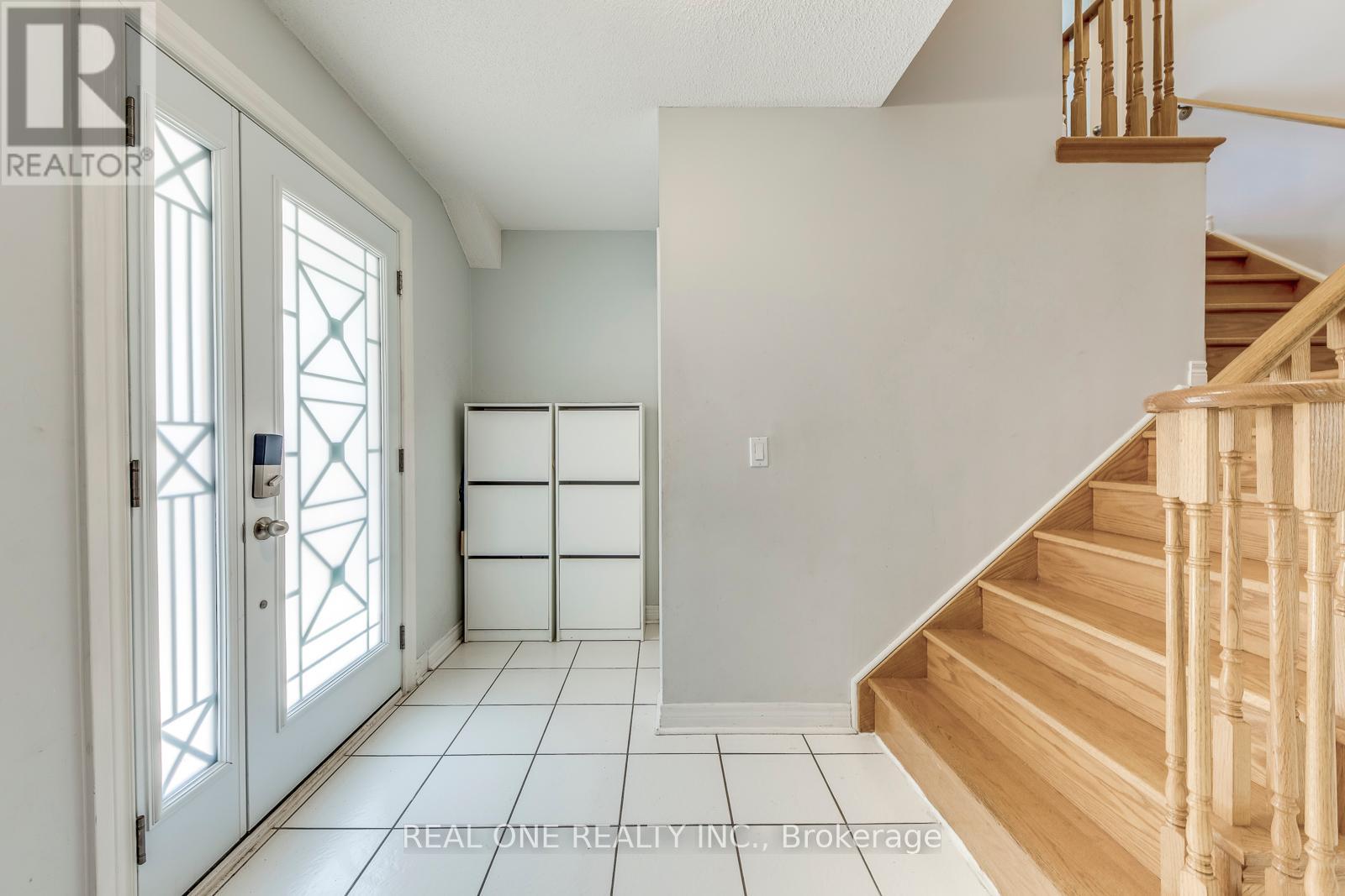 826 Winterton Way, Mississauga, Ontario  L5V 2A5 - Photo 4 - W12205175