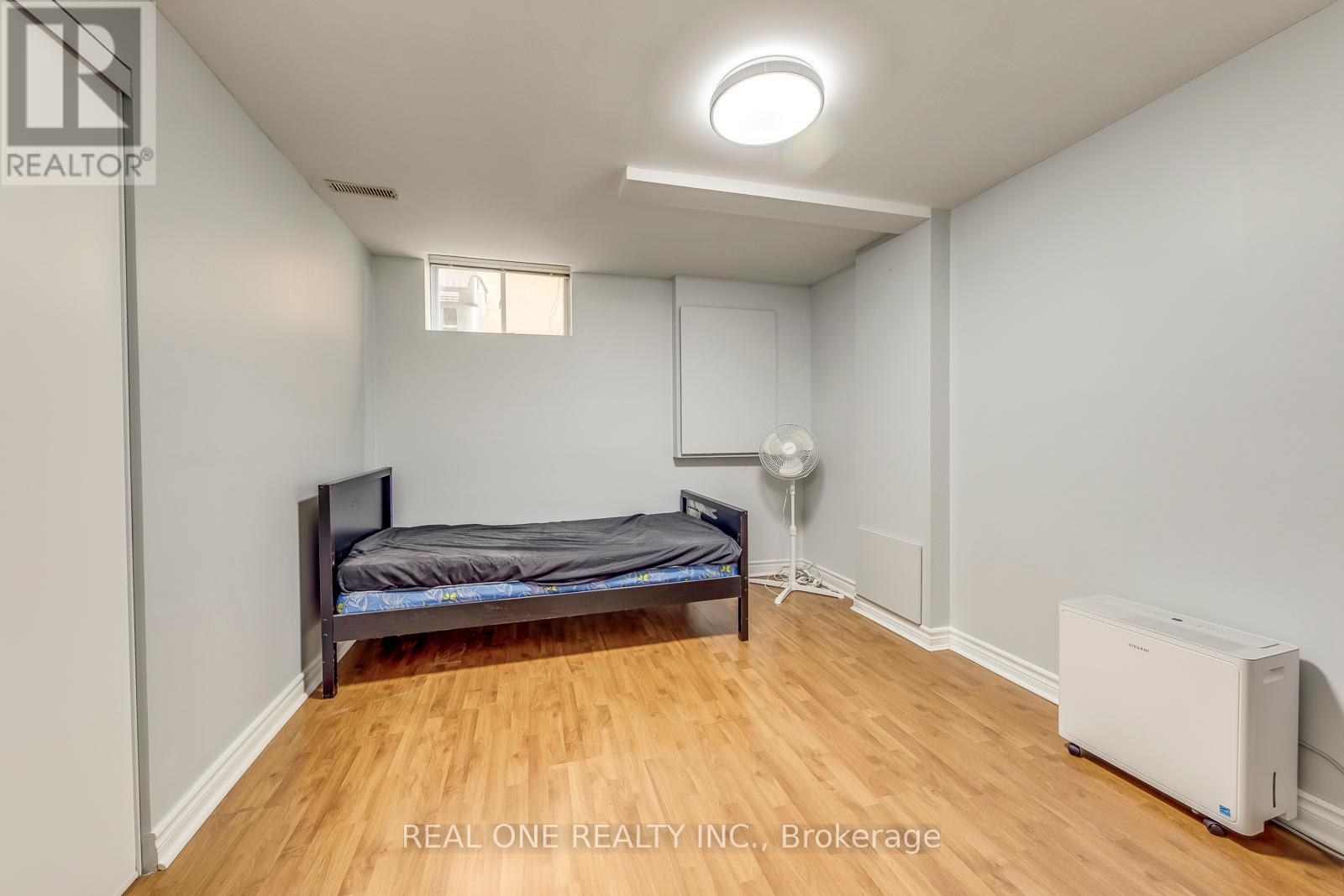 826 Winterton Way, Mississauga, Ontario  L5V 2A5 - Photo 40 - W12205175