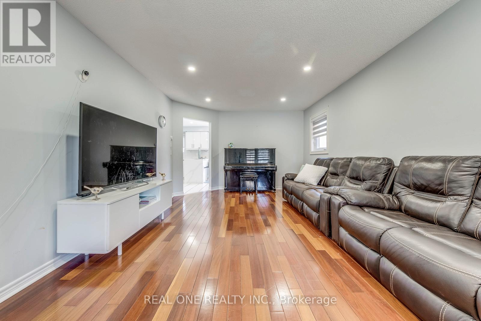 826 Winterton Way, Mississauga, Ontario  L5V 2A5 - Photo 6 - W12205175