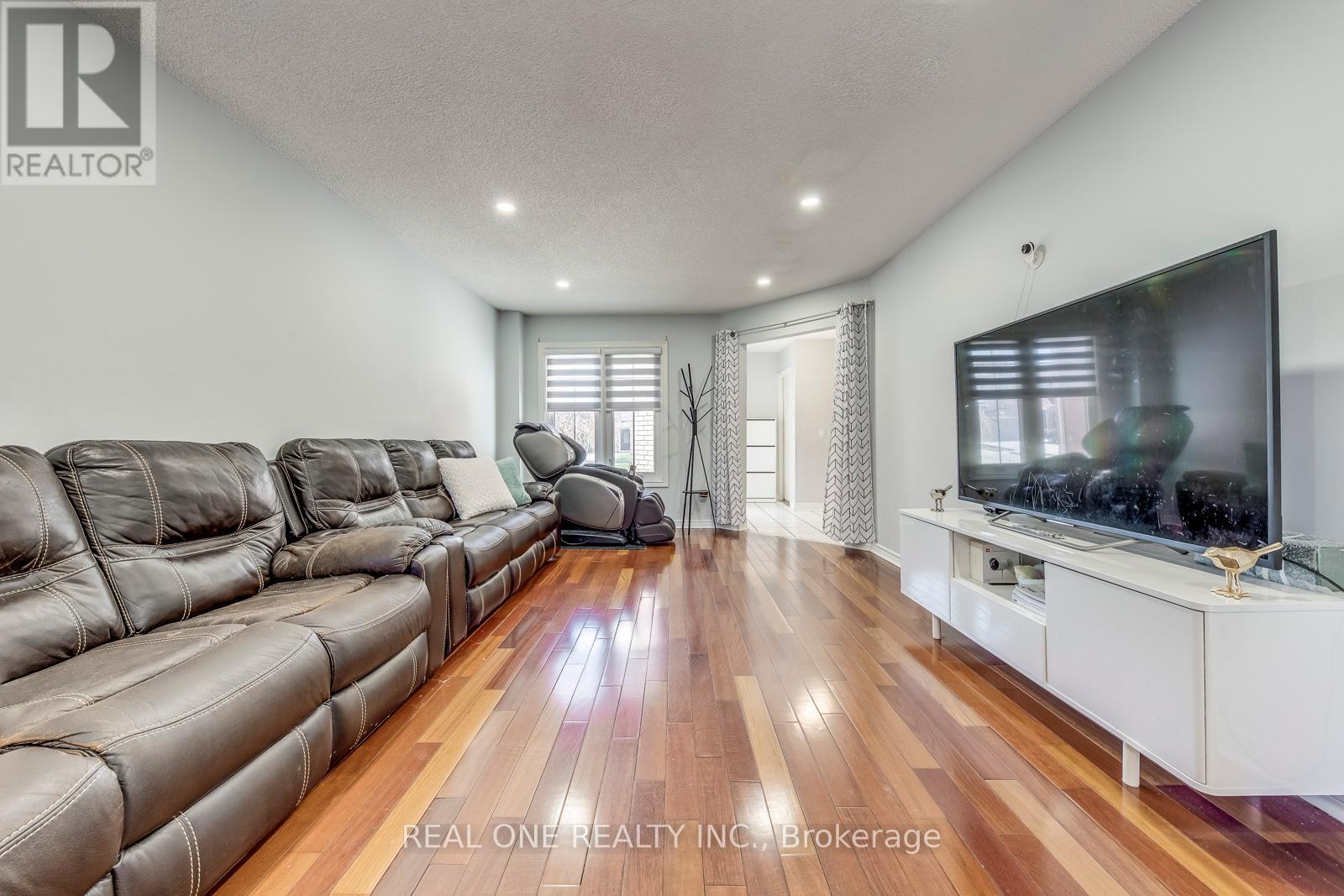 826 Winterton Way, Mississauga, Ontario  L5V 2A5 - Photo 8 - W12205175