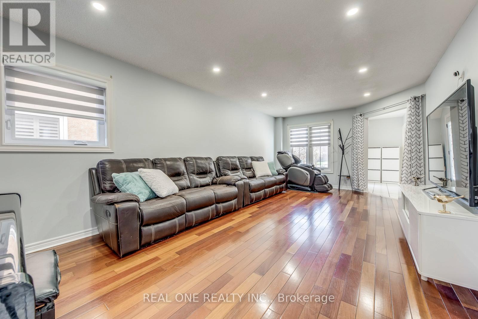 826 Winterton Way, Mississauga, Ontario  L5V 2A5 - Photo 9 - W12205175