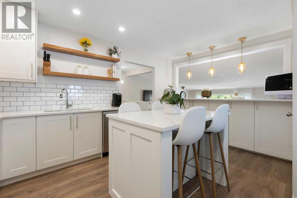 22 Woodmont Way Sw, Calgary, Alberta  T2W 5C4 - Photo 9 - A2227615