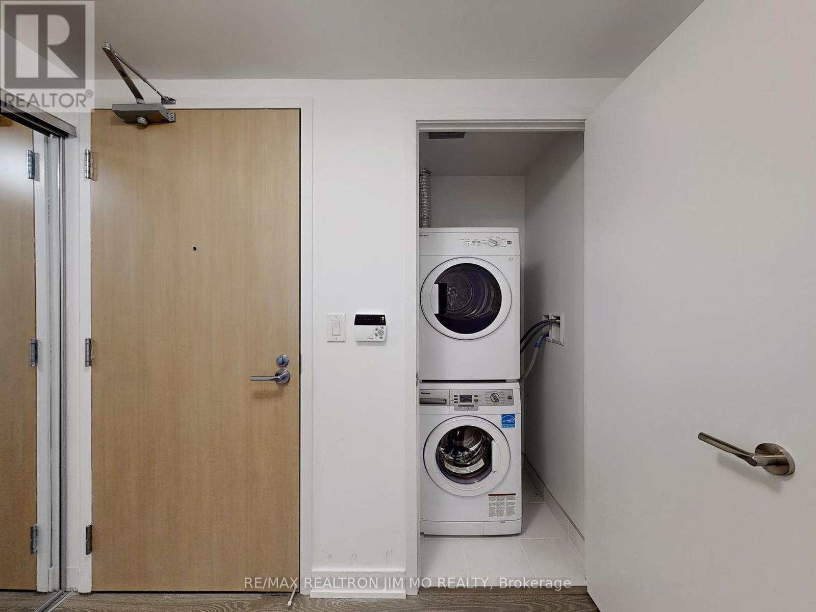 1208 - 11 Wellesley Street W, Toronto, Ontario  M4Y 0G4 - Photo 6 - C12205206