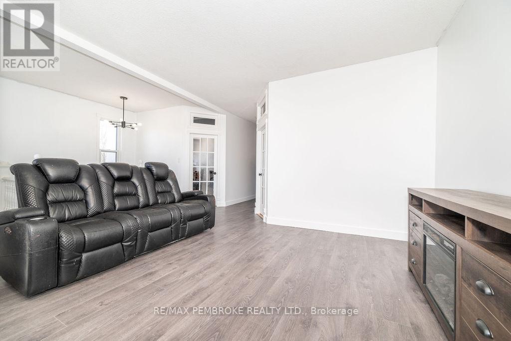 502 Mary Street, Pembroke, Ontario  K8A 5X1 - Photo 25 - X12205216
