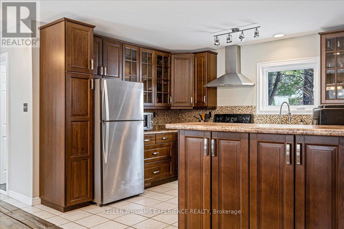 211 Foster Drive, Barrie, Ontario  L4N 3X9 - Photo 10 - S12011264