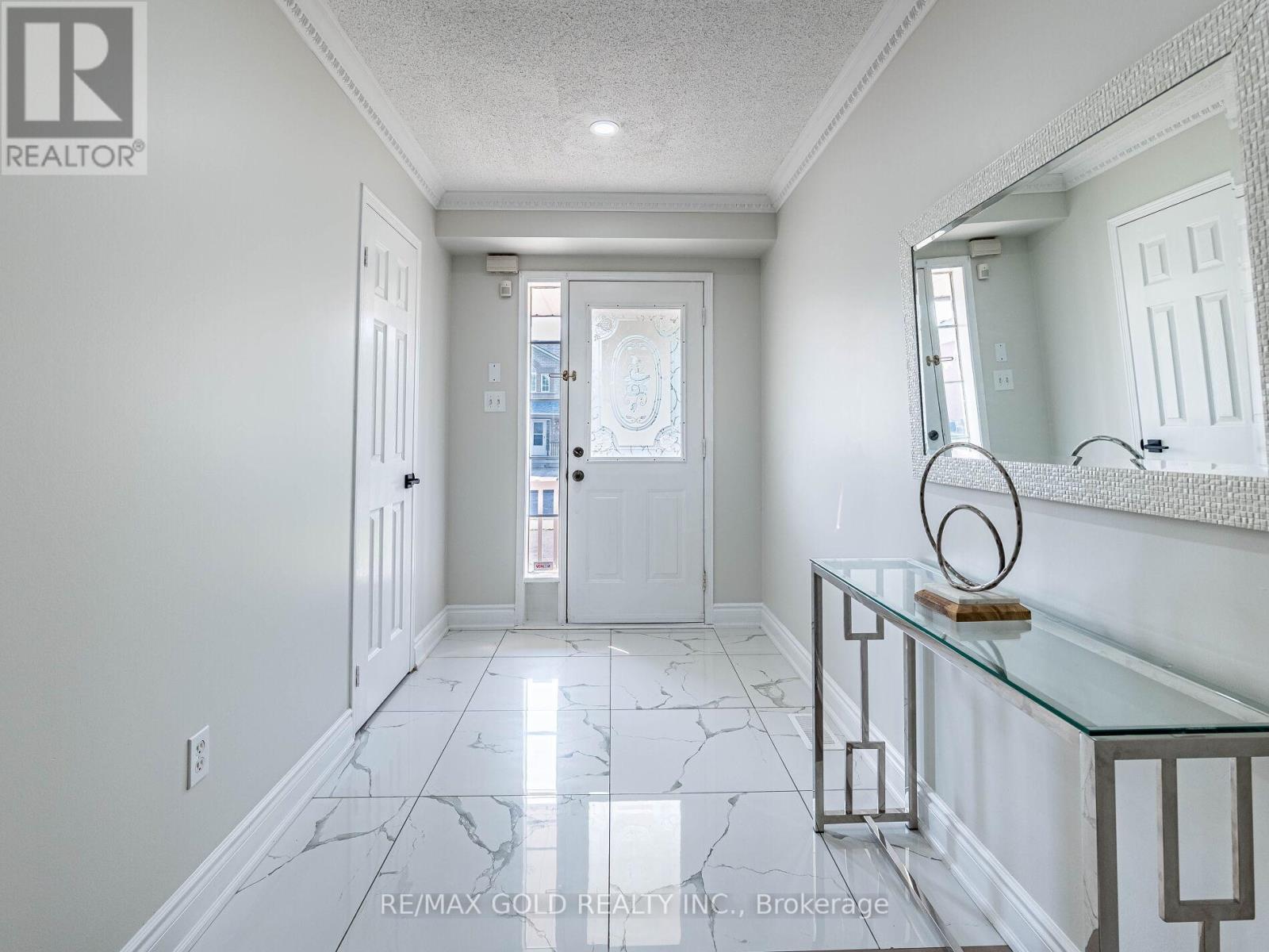 105 Woodhaven Drive, Brampton, Ontario  L7A 1Y4 - Photo 4 - W12204306