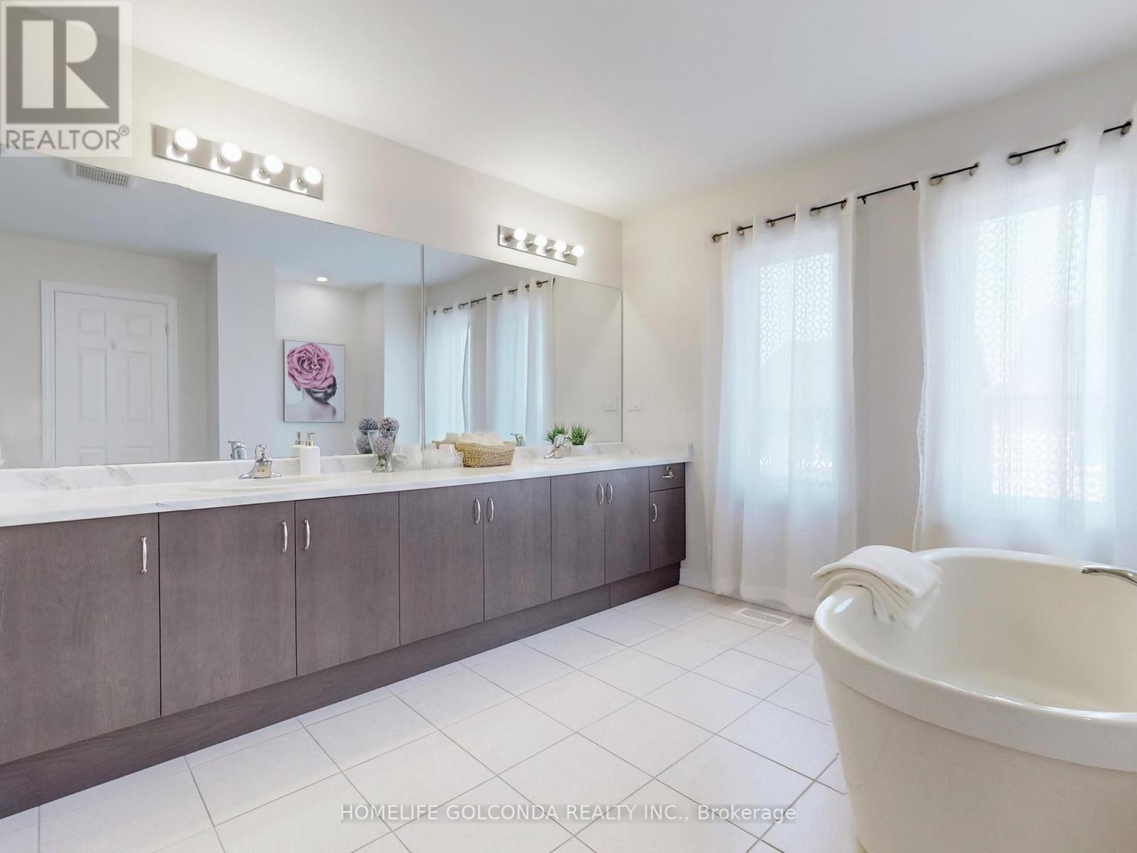 16 Eastgrove Square, East Gwillimbury, Ontario  L9N 0R2 - Photo 36 - N12205244