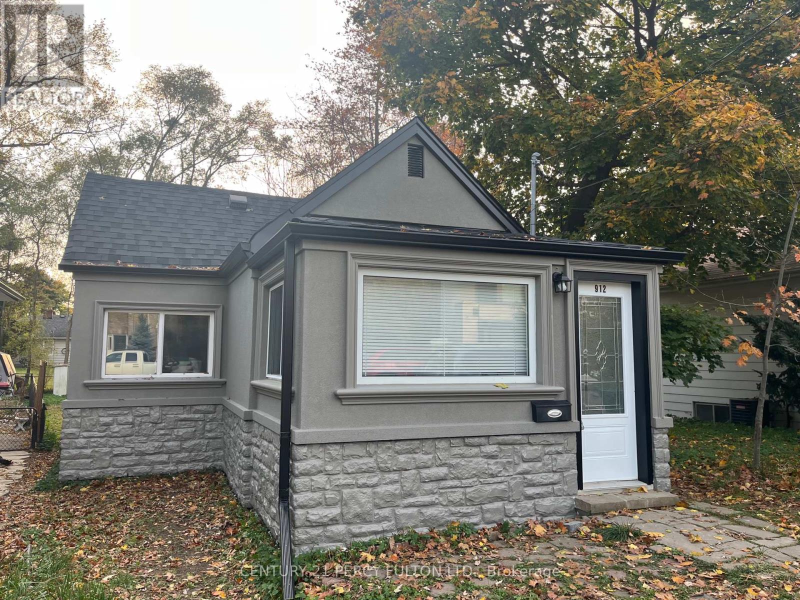 912 Beechwood Avenue, Mississauga, Ontario  L5G 4E2 - Photo 1 - W12205249