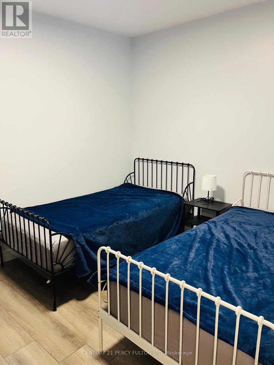 912 Beechwood Avenue, Mississauga, Ontario  L5G 4E2 - Photo 14 - W12205249