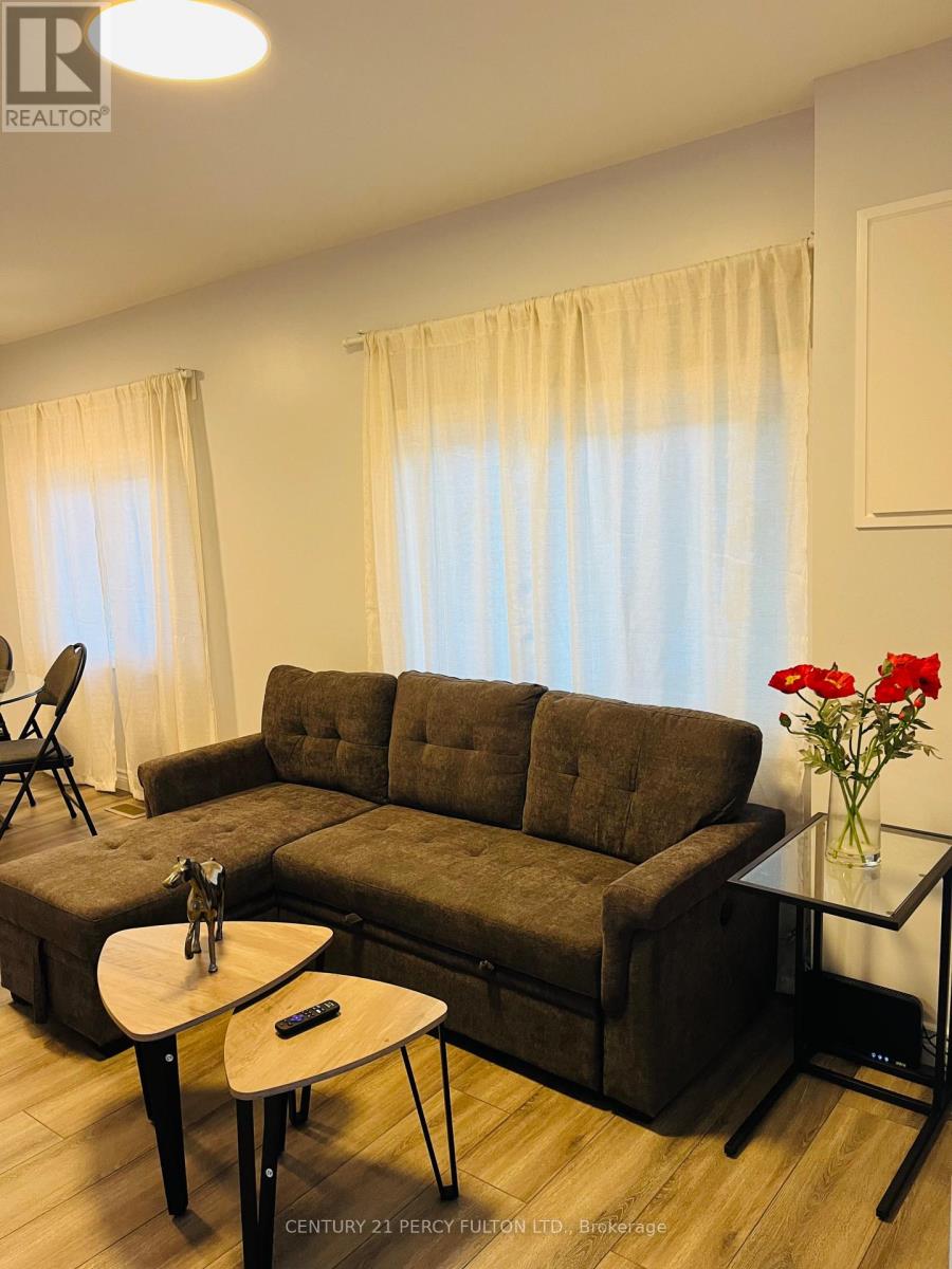 912 Beechwood Avenue, Mississauga, Ontario  L5G 4E2 - Photo 2 - W12205249