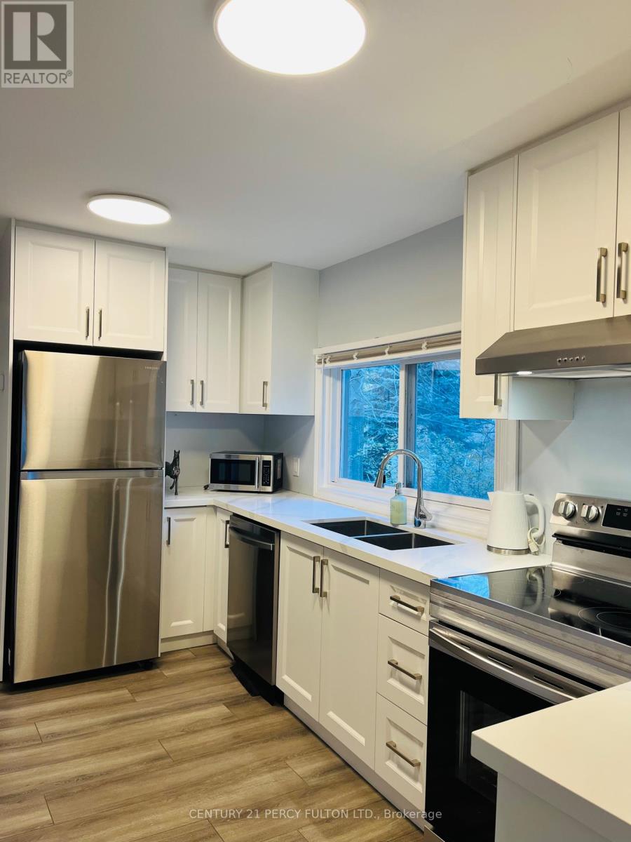 912 Beechwood Avenue, Mississauga, Ontario  L5G 4E2 - Photo 3 - W12205249