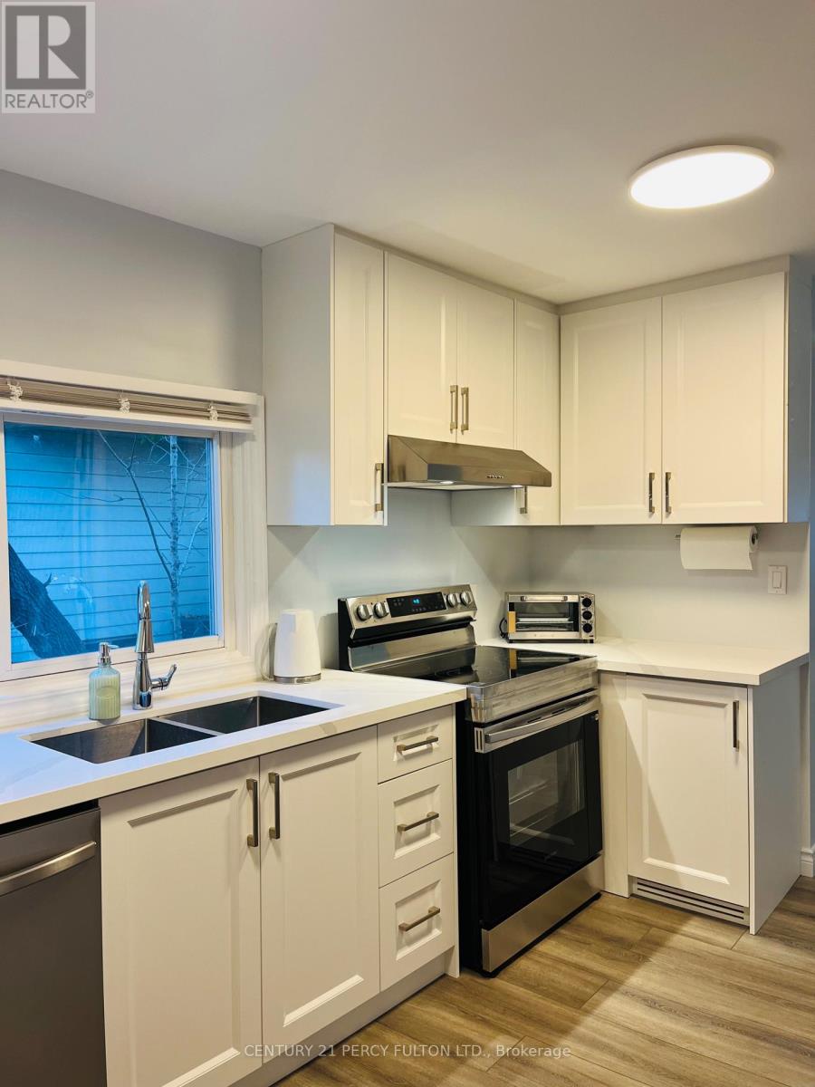 912 Beechwood Avenue, Mississauga, Ontario  L5G 4E2 - Photo 4 - W12205249