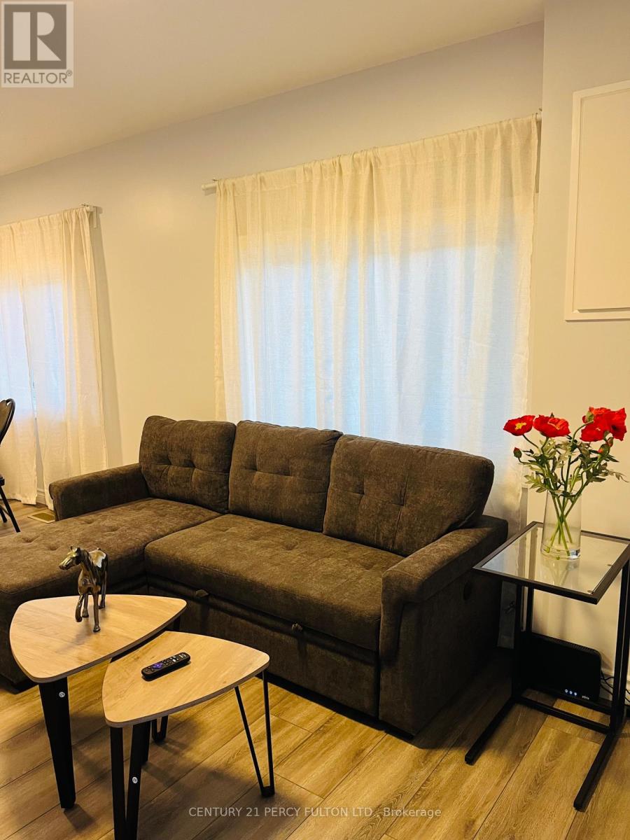 912 Beechwood Avenue, Mississauga, Ontario  L5G 4E2 - Photo 5 - W12205249