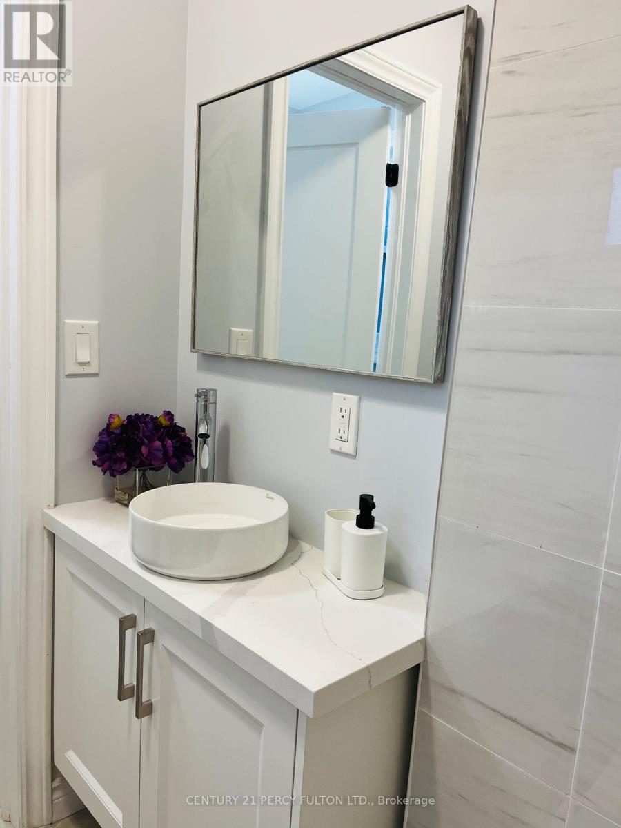 912 Beechwood Avenue, Mississauga, Ontario  L5G 4E2 - Photo 7 - W12205249