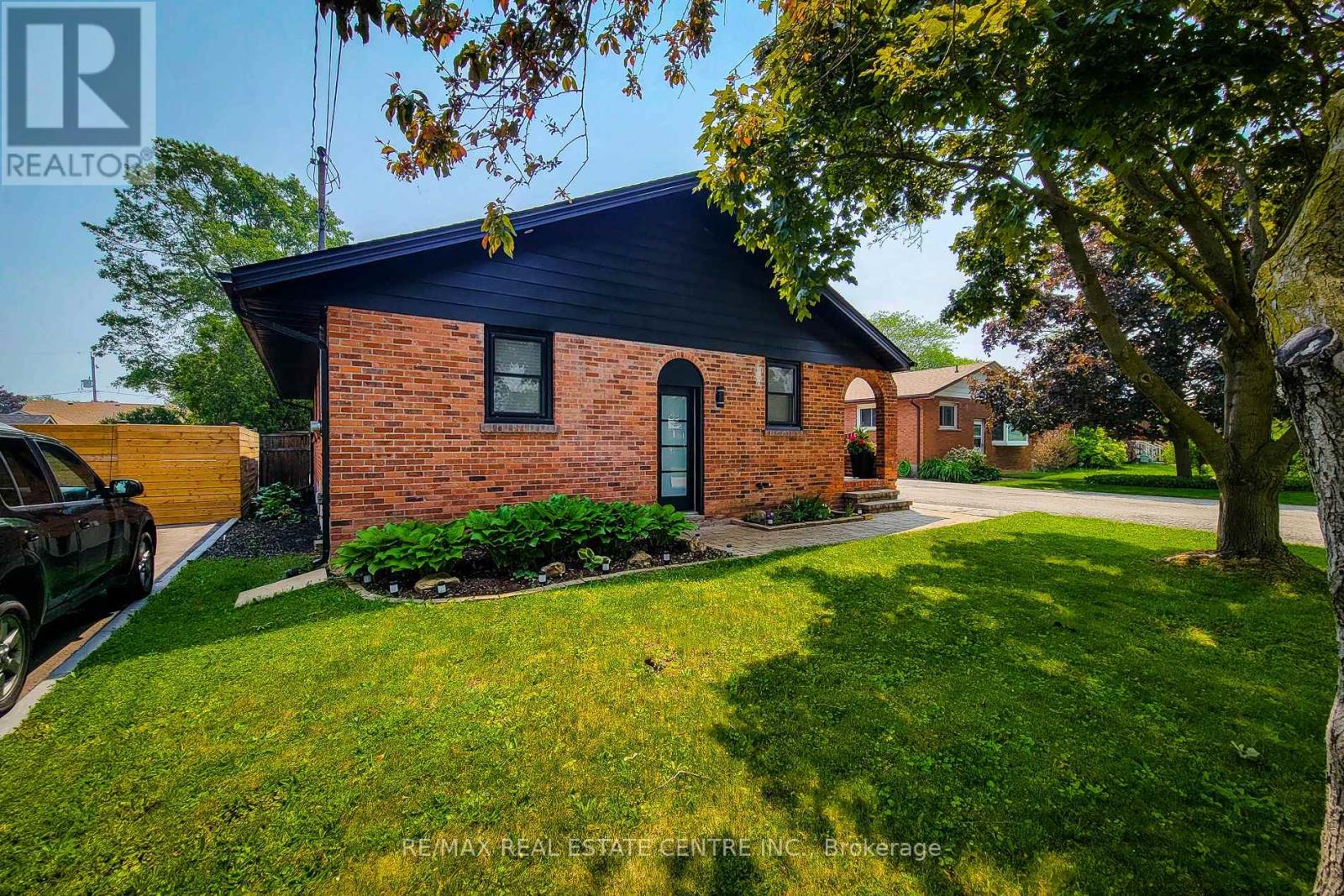 38 Stewart Street, Grimsby (Grimsby Beach), Ontario  L3M 3M8 - Photo 5 - X12149247