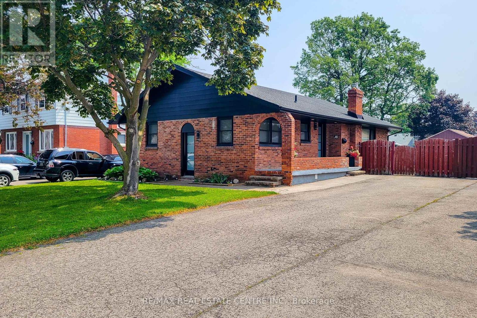 38 Stewart Street, Grimsby (Grimsby Beach), Ontario  L3M 3M8 - Photo 2 - X12149247
