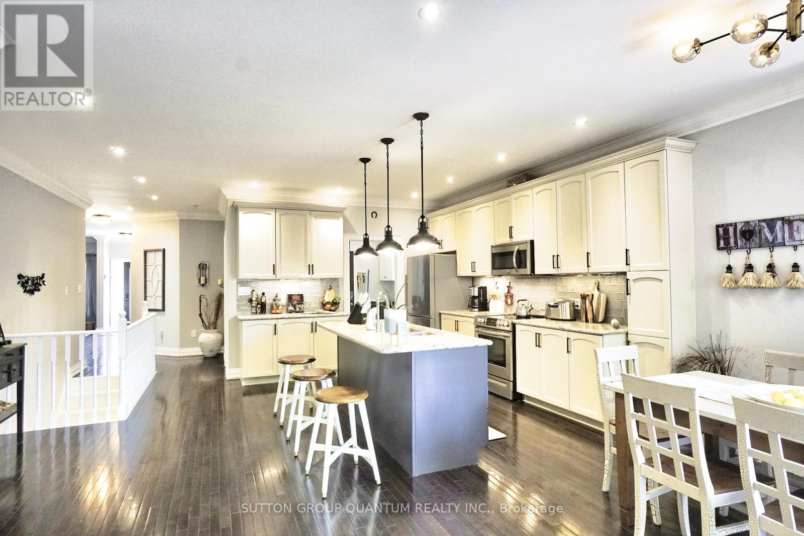 71 Versailles Crescent, Barrie (Innis-Shore), Ontario  L4M 0B8 - Photo 4 - S12200792