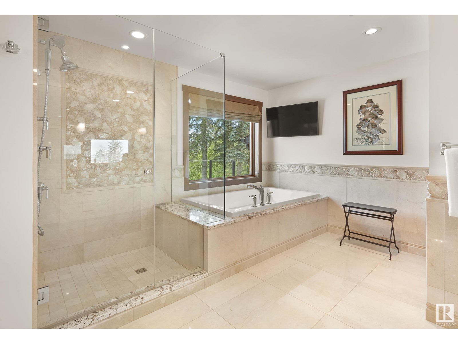 Property at 5 DONSDALE CR NW image 2