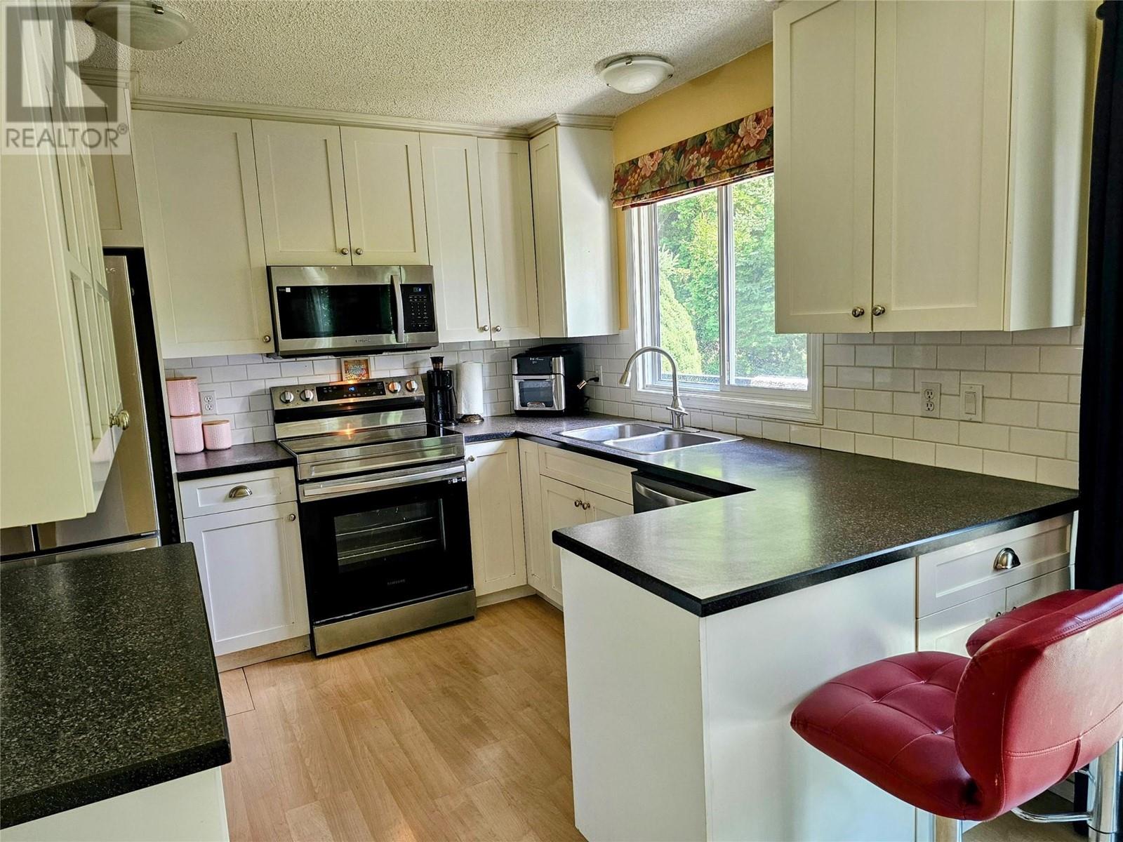 837 9th Street, Montrose, British Columbia  V0G 1P0 - Photo 9 - 10350922
