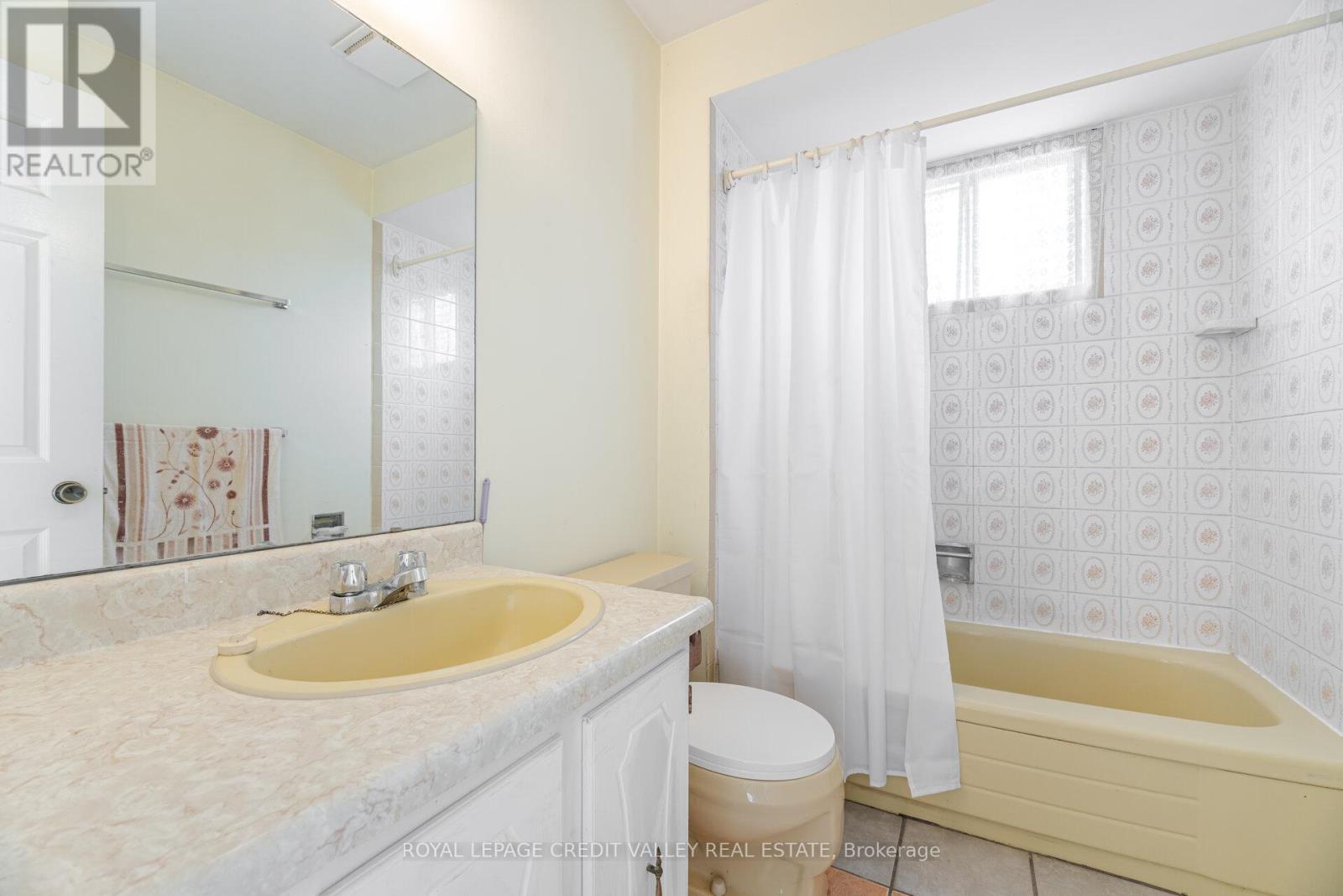 44 Courtleigh Square, Brampton, Ontario  L6Z 1J3 - Photo 27 - W12205305