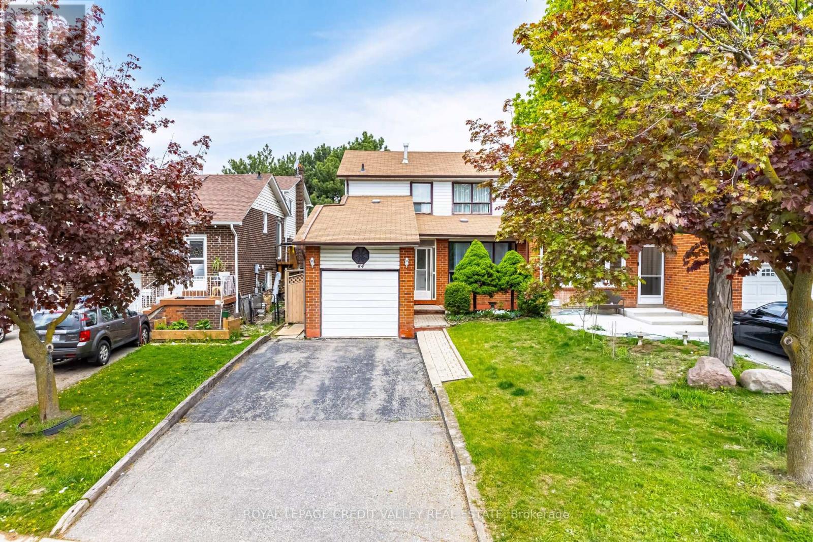 44 Courtleigh Square, Brampton, Ontario  L6Z 1J3 - Photo 3 - W12205305