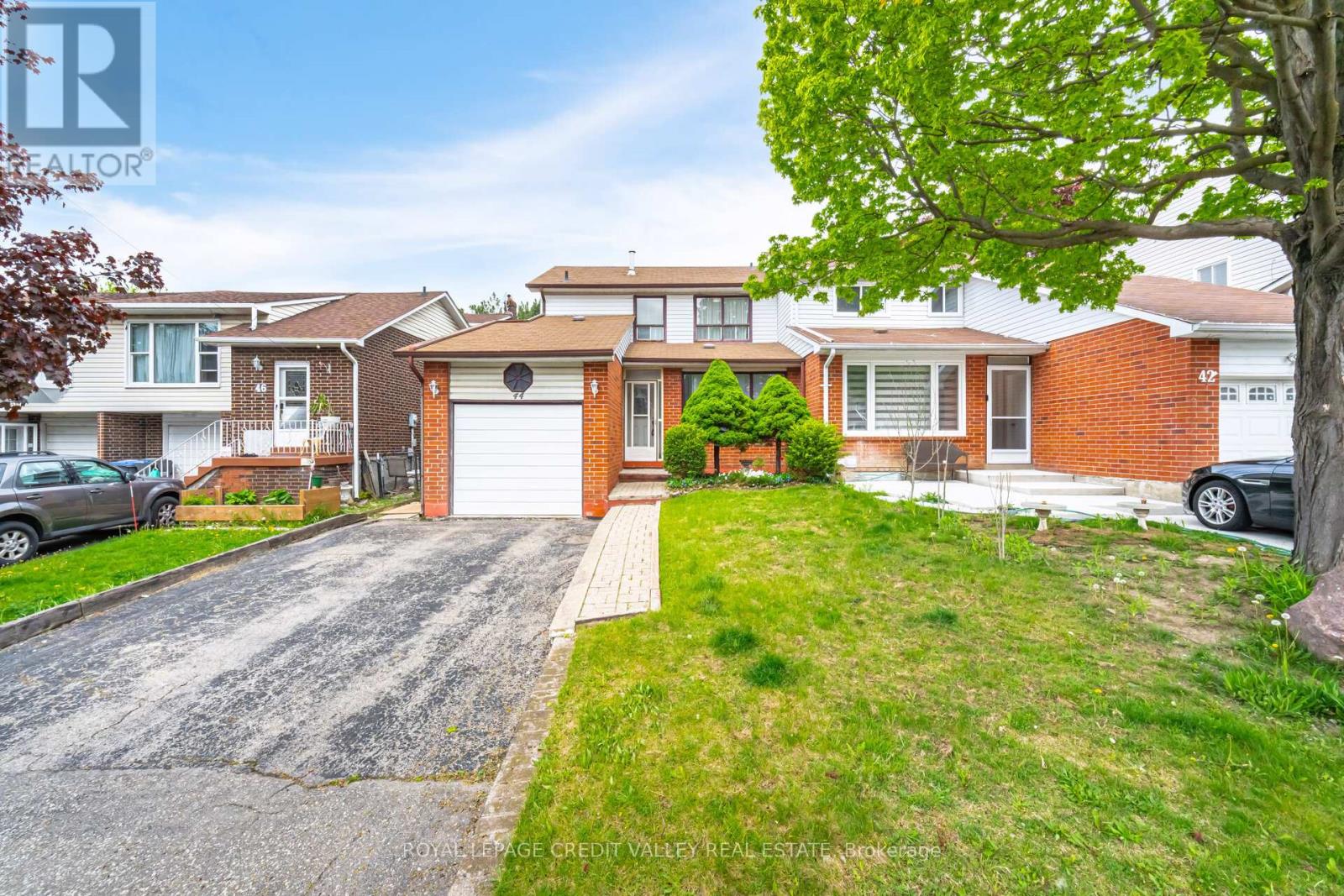 44 Courtleigh Square, Brampton, Ontario  L6Z 1J3 - Photo 4 - W12205305