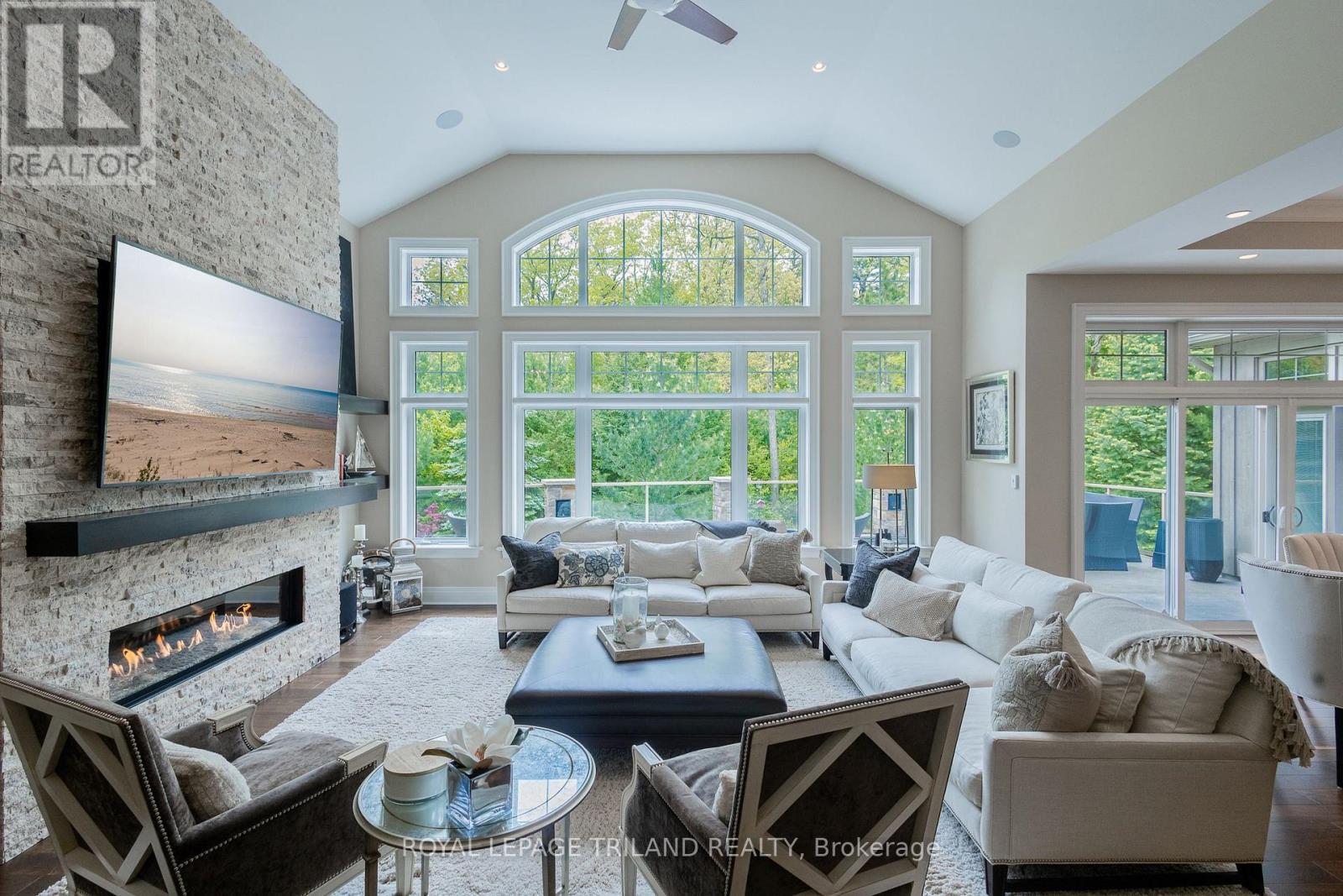 10445 Pinetree Drive, Lambton Shores (Grand Bend), Ontario  N0M 1T0 - Photo 8 - X12192775