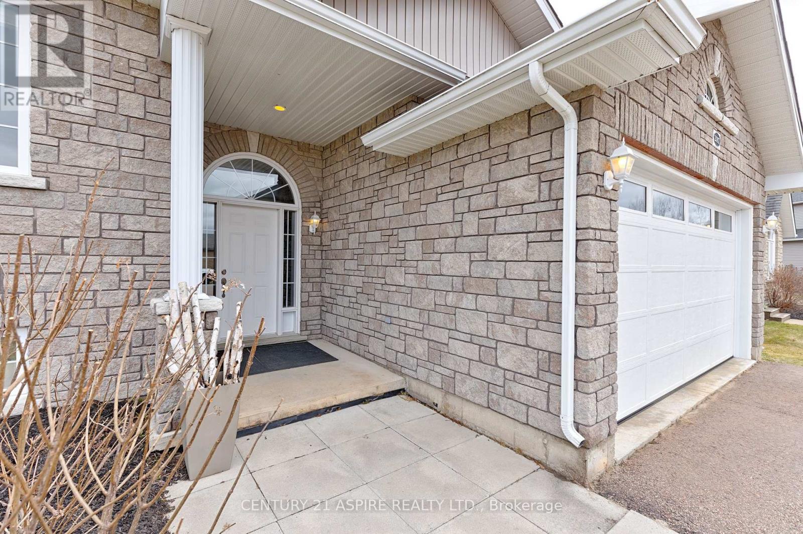 2017 Sandstone Crescent, Petawawa, Ontario  K8H 0B2 - Photo 4 - X12205314