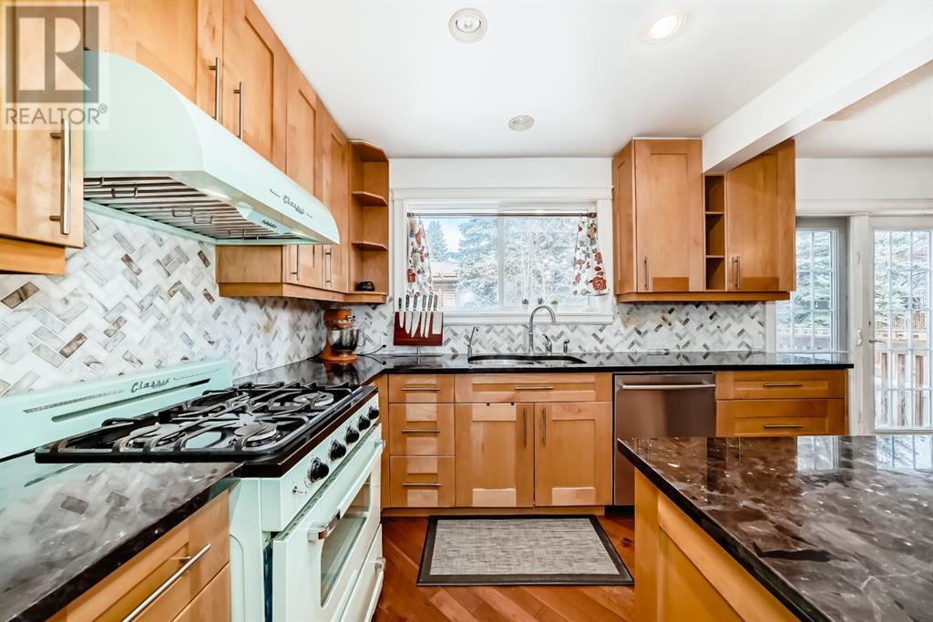 232 Valhalla Crescent Nw, Calgary, Alberta  T3A 2A1 - Photo 4 - A2212705