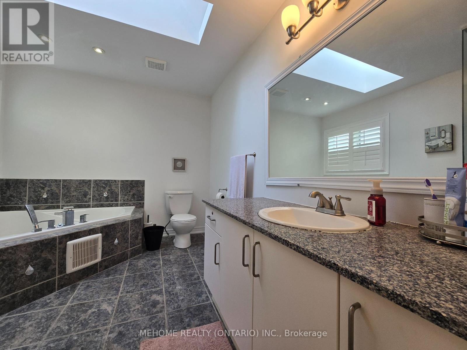 201 Selwyn Road, Richmond Hill, Ontario  L4E 5E9 - Photo 22 - N12205324
