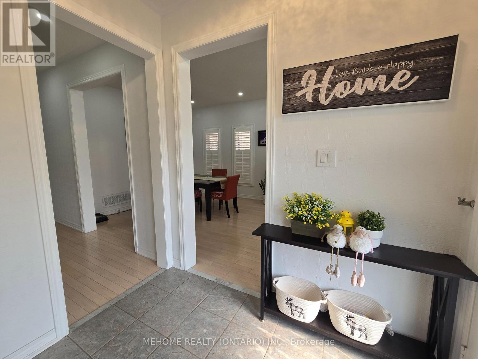 201 Selwyn Road, Richmond Hill, Ontario  L4E 5E9 - Photo 4 - N12205324