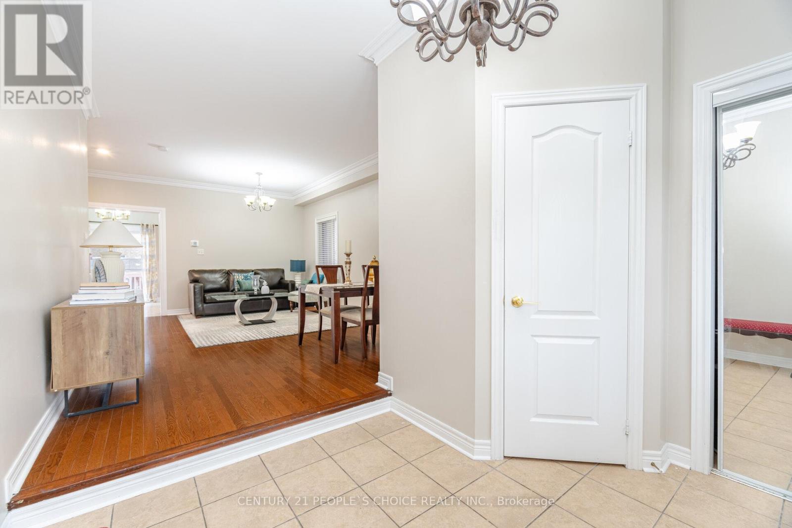 19 Frobischer Drive, Brampton, Ontario  L6R 0L4 - Photo 5 - W12205339
