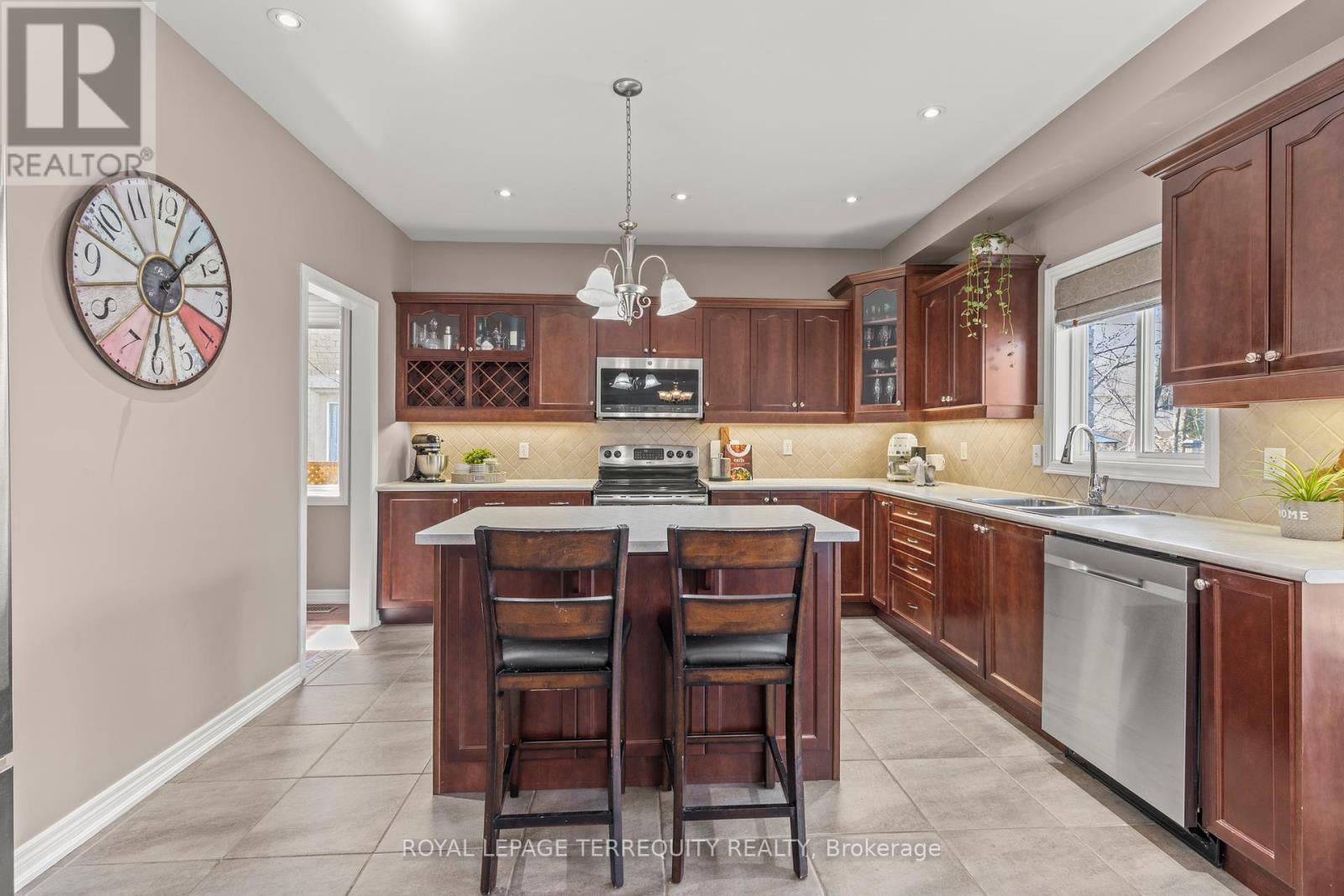 52 Biggs Avenue, Hamilton (Ancaster), Ontario  L9K 1R7 - Photo 9 - X12205357