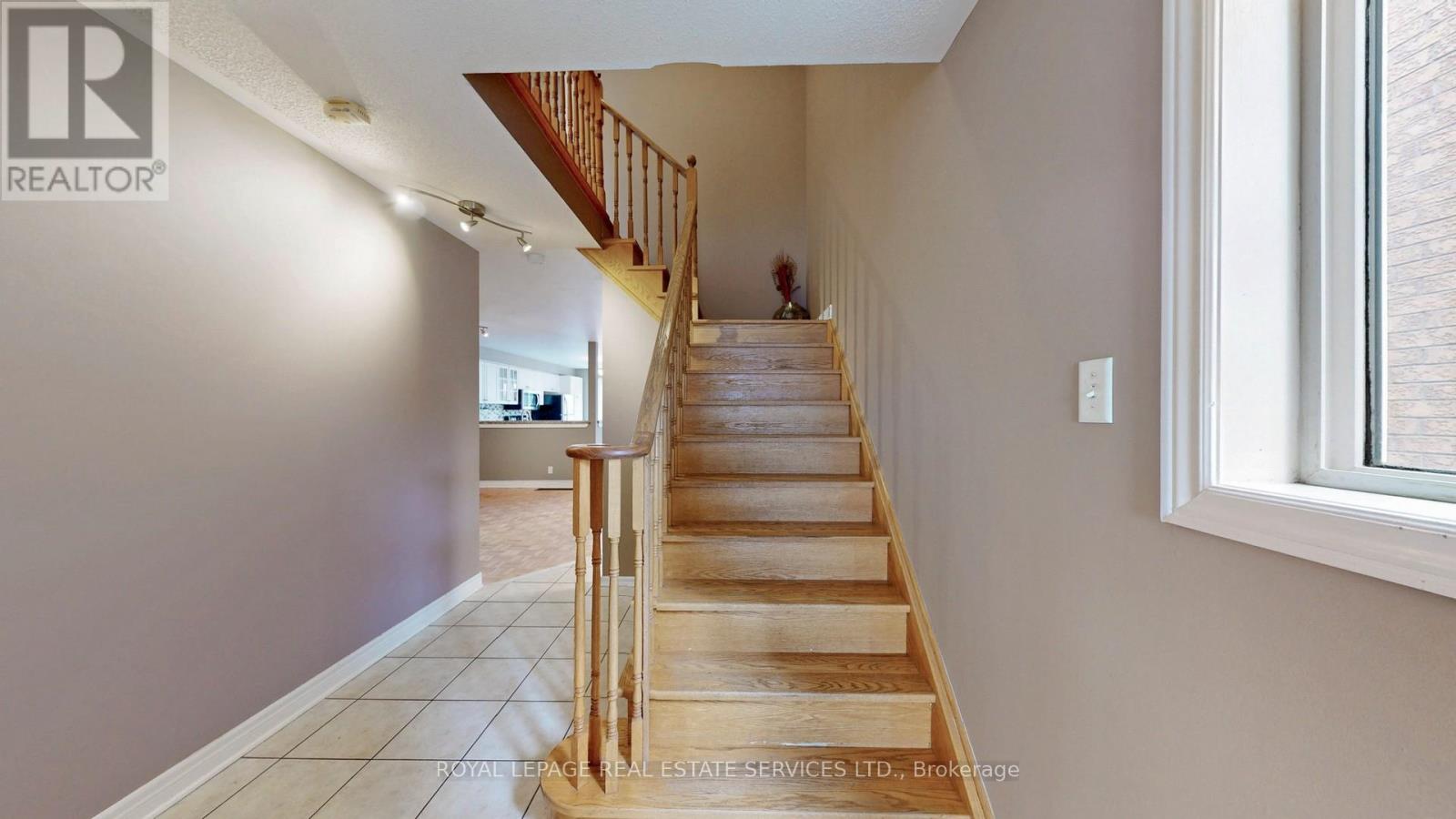 3975 Manatee Way, Mississauga, Ontario  L5M 6P6 - Photo 8 - W12205363