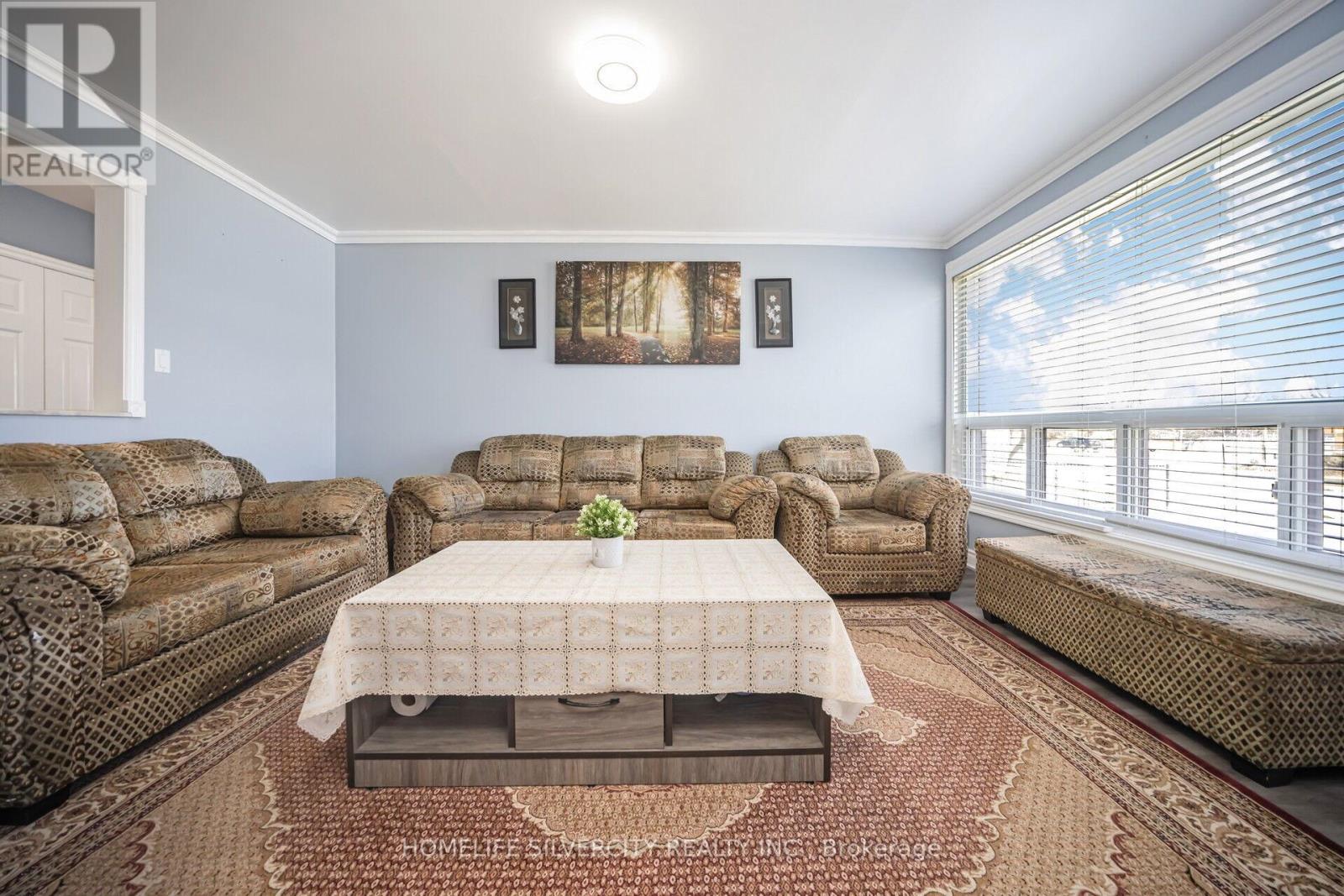 4 Benstrow Avenue, Toronto, Ontario  M9V 2Z6 - Photo 11 - W12205406