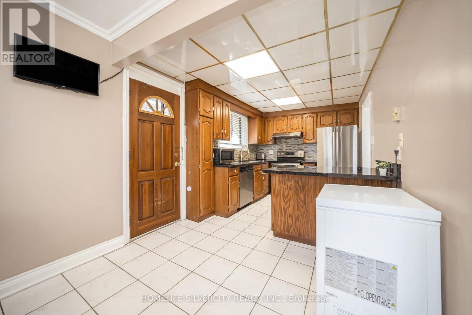 4 Benstrow Avenue, Toronto, Ontario  M9V 2Z6 - Photo 16 - W12205406