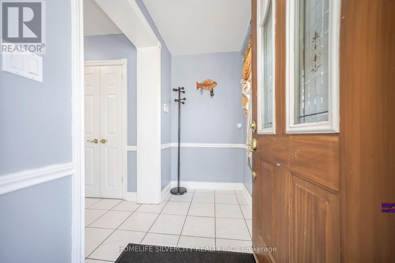 4 Benstrow Avenue, Toronto, Ontario  M9V 2Z6 - Photo 7 - W12205406