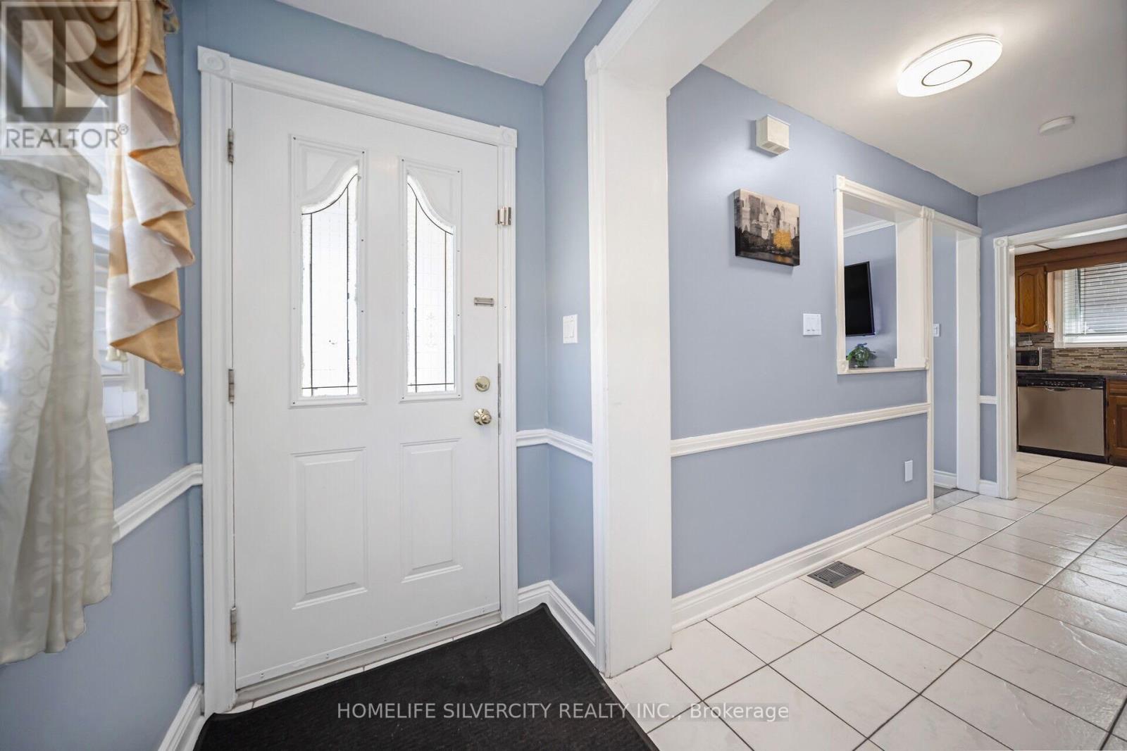 4 Benstrow Avenue, Toronto, Ontario  M9V 2Z6 - Photo 8 - W12205406